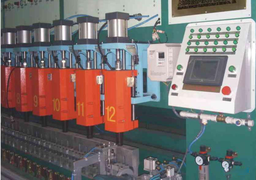 鋼塑土工格柵生產(chǎn)設(shè)備